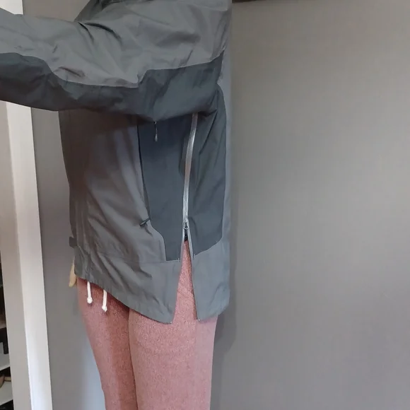 Outdoor Research Women's Shell Windbreaker hood zips into collar & side zip - Picture 7 of 15